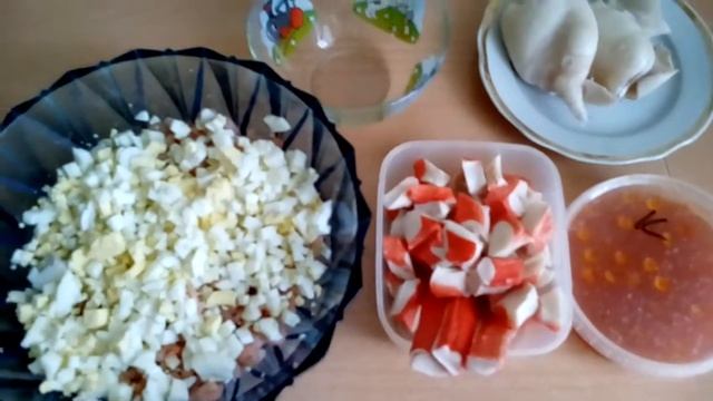 Салат «Праздничный» с креветками, кальмарами и икрой. Отличный рецепт к Новому Году! смотреть онлайн