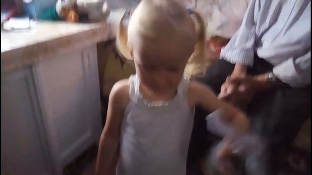 Эвелинка у прабабушки и дедушки в гостях. смотреть онлайн