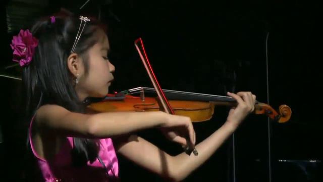 Kreisler Schon Rosmarin by 7-year-old violinist смотреть онлайн
