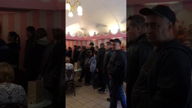 Где вкусно и недорого поесть в Санкт-Петербурге? Пышки на Большой Конюшенной #шортс #еда #питер смотреть онлайн