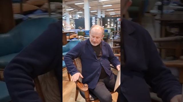 Необычное кресло из массива и кожи с изогнутыми подлокотниками и накидкой из меха смотреть онлайн