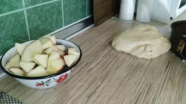 вкусный пирог с яблоками и сливой смотреть онлайн
