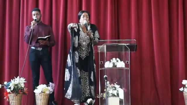 DANS SA PRESENCE смотреть онлайн