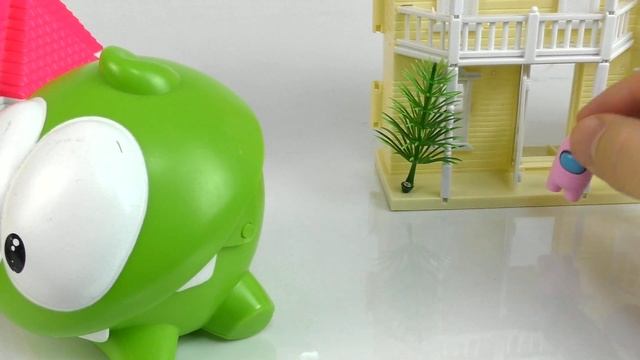 Ам Ням и маленький Ам Нямчик играют с человечками Among Us