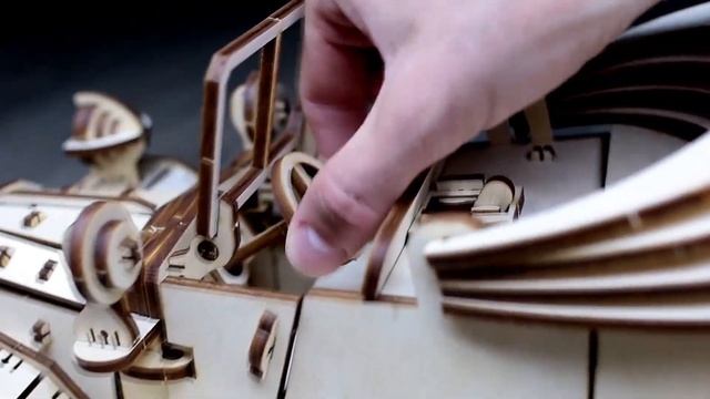 Деревянный механический 3D-пазл «Ретро автомобиль» смотреть онлайн