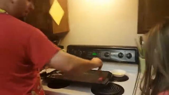 Alice Makes Strawberry Pancakes смотреть онлайн