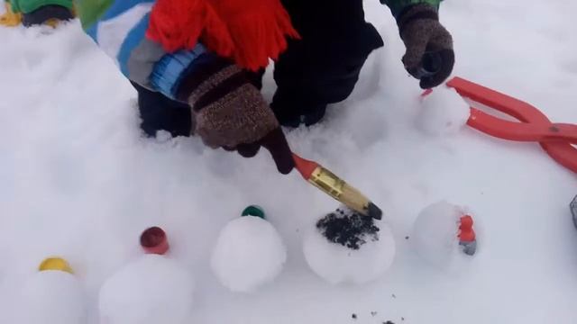 Учим цвета.Развивающие видео.Рисуем красками на снегу. смотреть онлайн
