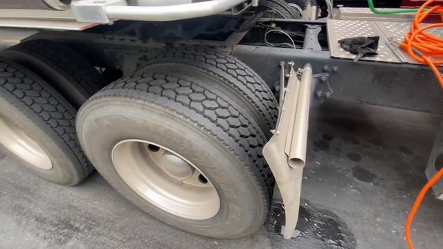 Подкачиваю шины трака специальным шлангом дрлжно бытьдавление минимум 100 PSI в каждой шине смотреть онлайн