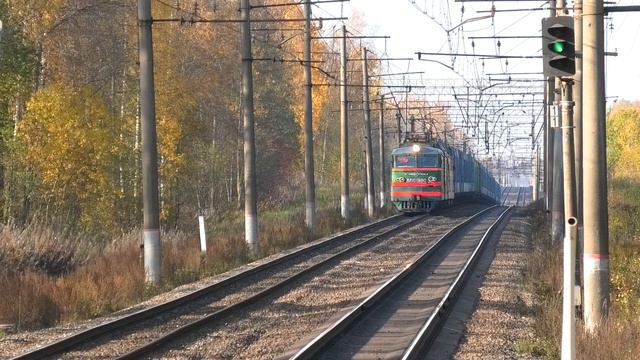 ВЛ10У-980 с перегоняемым 2ЭС4К-017 "Дончак" и грузовым поездом следует через о.п. Русановская смотреть онлайн
