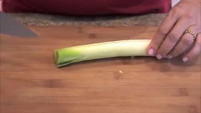 Seriously Simple Essentials: How to Clean and Cut a Leek смотреть онлайн