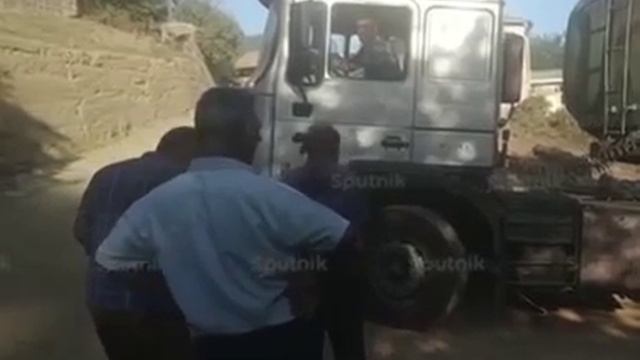 Иранские грузовики пытаются объехать трассу Гёрус-Кафан смотреть онлайн