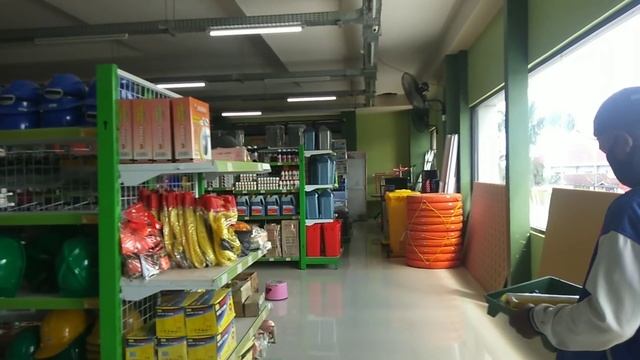 MAS BEJO BELI CAT UNTUK KEPERLUAN RUMAH PAK HARUN DI KEBUN KALIMANTAN