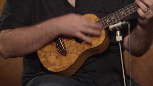 Crescent Olive Ash Burl Concert Ukulele by Luna Ukes смотреть онлайн
