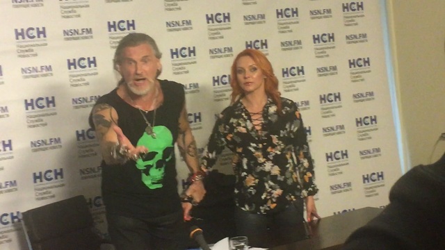 Никита Джигурда и Марина Анисина поцеловались во время пресс-конференции смотреть онлайн