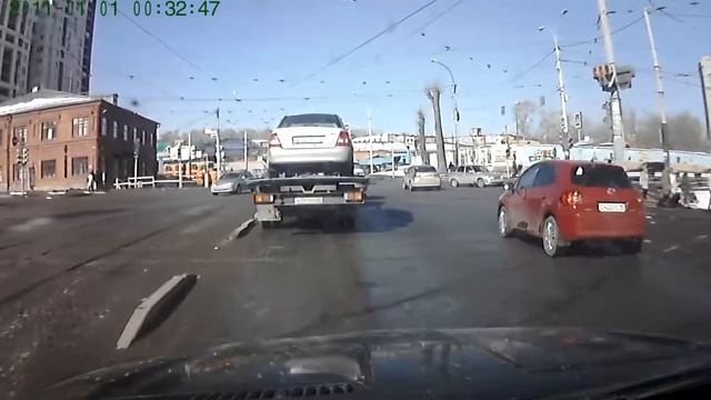 Эвакуатор едет на красный и говорит по телефону смотреть онлайн