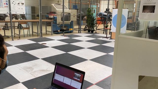 Bebop 1 drone trajectory tracking using Matlab-Simulink смотреть онлайн