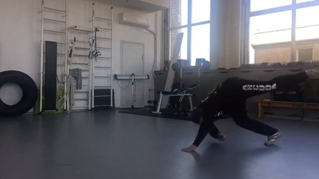 Комплекс упражнений «АРКУДА». Упражнение №6 Боковой кувырок с «предметом»