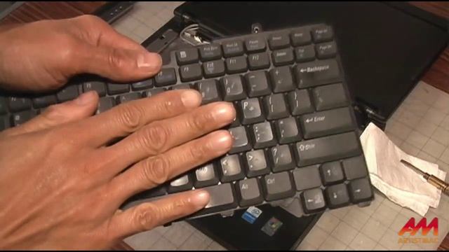 Replacing the Keyboard on a 2005 Dell Inspiron B130 Laptop смотреть онлайн