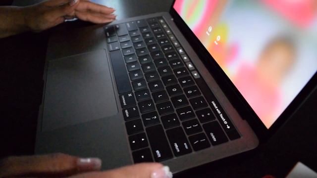New 2016 MacBook Pro w/ Touch Bar, Magic Mouse & Multiport Adapter смотреть онлайн