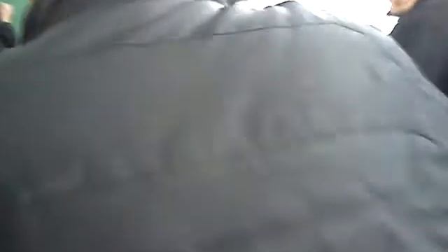 Коле рисуют на спине