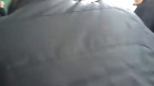 Коле рисуют на спине