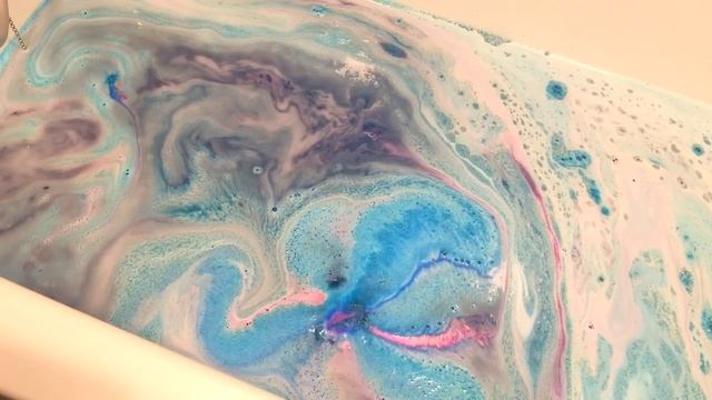 LUSH Intergalactic Bath Bomb смотреть онлайн