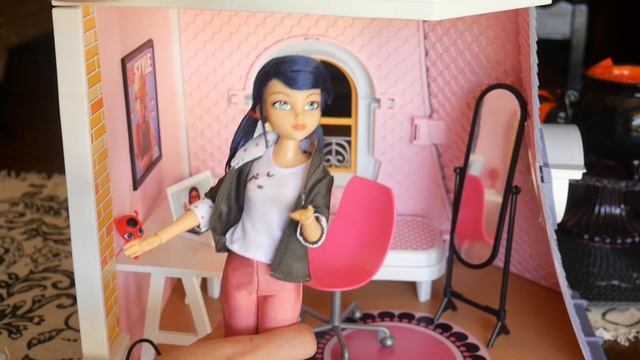 MIRACULOUS LADYBUG DOLLHOUSE! Exploring Marinette's Room! Doll Review