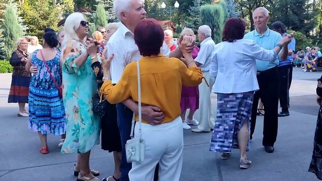 ЗНАЮ, ЖДЁШЬ МЕНЯ ТЫ ГДЕ-ТО! ТАНЦЫ ХАРЬКОВ УКРАИНА АВГУСТ 2023 смотреть онлайн
