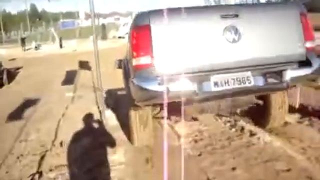 Езда  по глубоким ямам на Volkswagen Amarok. Amarok-club.ru