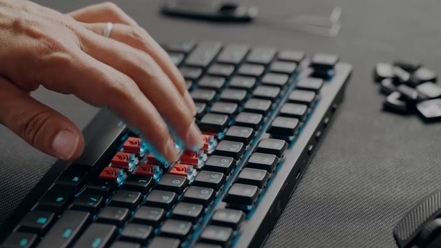 Razer Deathstalker V2 Pro vs G915 - A Long Term Review смотреть онлайн