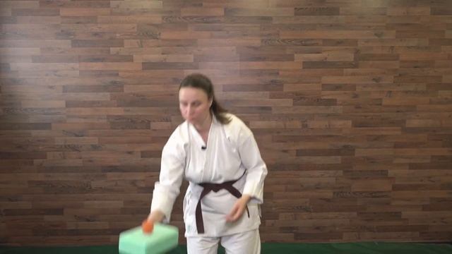 ПЯТЬ УПРАЖНЕНИЙ С КИРПИЧОМ И МЯЧИКОМ. Развитие детей. смотреть онлайн