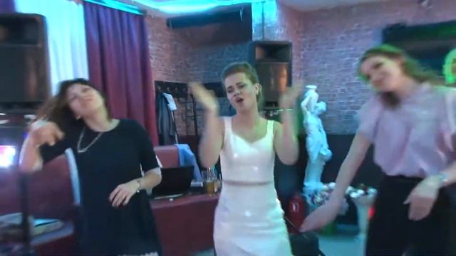 Тамада зажигает с девушками на свадьбе в Серебряных Прудах