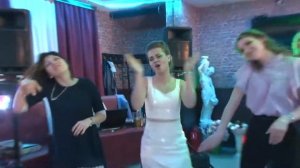 Тамада зажигает с девушками на свадьбе в Серебряных Прудах