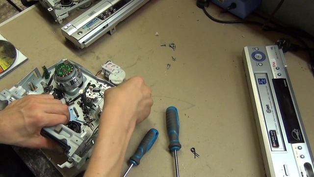 Repairing an LG VCR that won't eject смотреть онлайн