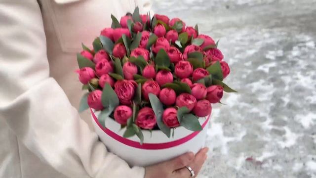 Яркие пионовидные розы в коробке Гранд Трендсеттер смотреть онлайн