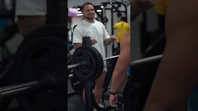 This is why I don't bench press...💀 смотреть онлайн
