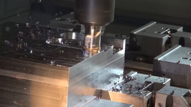 Обработка открытых карманов. Фрезы для обработки уступов: 32E5R070A32-SBN10-C и 32A5R042B32-STN10-C смотреть онлайн