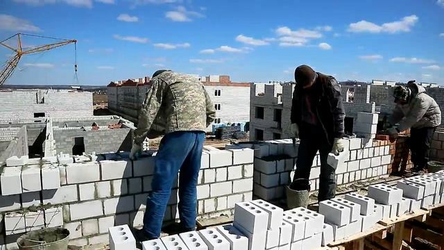 Дом 11.Кладка стен 3го этажа 1й 3й секции. Кладка стен 2го этажа 4й секции. 24.04.2018 смотреть онлайн