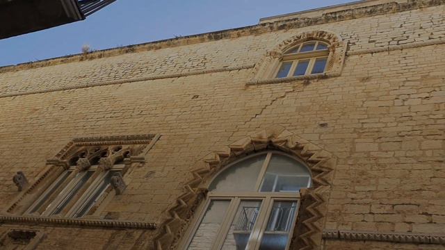 Италия. Puglia.Trani порт утром , рыбаки, церковь смотреть онлайн