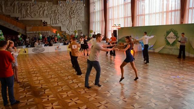 ХАСТЛ SIBERIAN FEST 2017 Е класс, 12 финала, заход 2 танец 1 смотреть онлайн