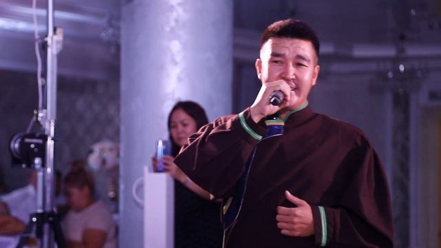 Кутлан Мукубенов - "Сертн сергцхәтн" на Калмыцкой свадьбе в Элисте! смотреть онлайн