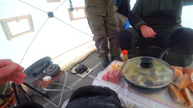 ГОРУ КРУПНЯКА НАЛОВИЛИ! ТАК ЛОВЯТ МЕСТНЫЕ! И МЫ) смотреть онлайн