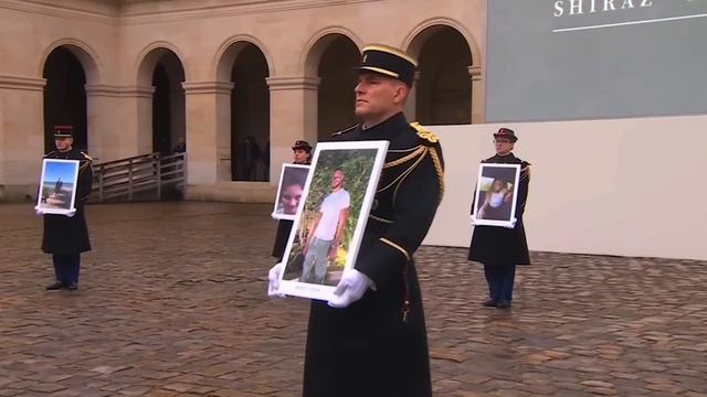 En hommage aux victimes françaises du Hamas, "Kaddish" de Ravel résonne aux Invalides смотреть онлайн