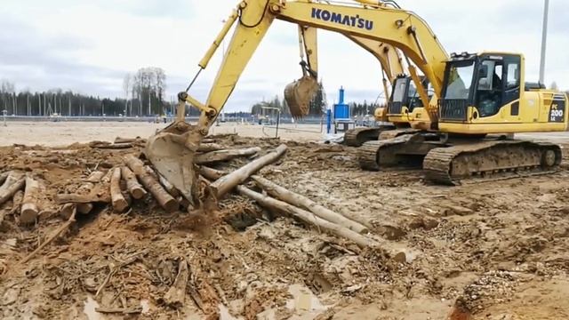 Два машиниста экскаватора играючи перекладывают лежнёвку.