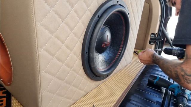 Студия автозвука ЧИП И ДЕЙЛ и короб из кожи на 200 трубе в BMW X5 E53 смотреть онлайн