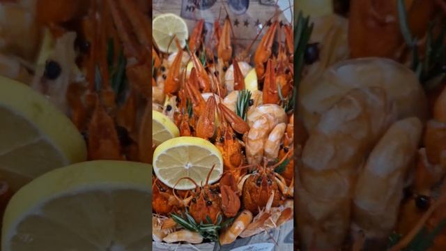 Съедобный букет из раков и креветок