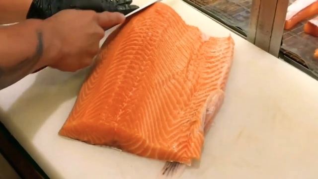 How To Cut A Salmon For Sashimi - 鮭魚切割技能 - Salmon Cutting Skills