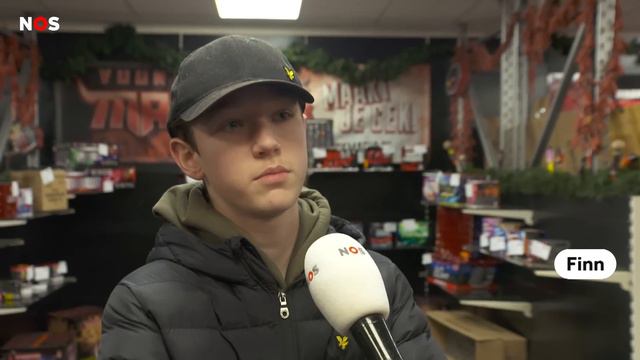 Drukte bij vuurwerkwinkels op eerste verkoopdag смотреть онлайн