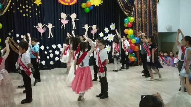Вальс на "Последнем звонке" смотреть онлайн