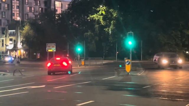 Unmarked Police, Rapid Response Vehicles and Fire Engines Responding in Southampton смотреть онлайн